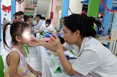 Ngày 13 tháng 12 năm 2024, nhà trường đã phối hợp với phòng khám Y dược Sài Gòn tổ chức khám sức khỏe cho 297 bé. Tại buổi khám, các bé được các bác sĩ có chuyên môn cao thăm khám và tư vấn về: tai mũi họng, mắt, đo huyết áp, nha học đường ... và một số kiến thức về dinh dưỡng cho các bé suy dinh dưỡng, béo phì