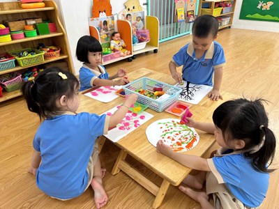 Hoạt động  Bé in màu nước  nhóm 25-36 tháng.