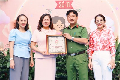 Trường Mầm non 26 hận hạnh đón tiếp Đồng chí Trần Ngọc Đoàn - Ủy viên Ban Thường vụ, Trưởng Công an phường, Trưởng đoàn và Đồng chí Nguyễn Thị Ngọc Loan - Đảng ủy viên, Giám đốc Trung tâm Cung ứng dịch vụ Văn hóa - Thể thao phường đến thăm và tặng quà chúc mừng đội ngũ nhân ngày nhà giáo viêt nam 20-11.