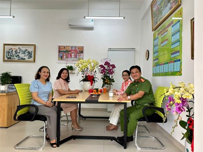 Trường Mầm non 26 hận hạnh đón tiếp Đồng chí Trần Ngọc Đoàn - Ủy viên Ban Thường vụ, Trưởng Công an phường, Trưởng đoàn và Đồng chí Nguyễn Thị Ngọc Loan - Đảng ủy viên, Giám đốc Trung tâm Cung ứng dịch vụ Văn hóa - Thể thao phường đến thăm và tặng quà chúc mừng đội ngũ nhân ngày nhà giáo viêt nam 20-11.