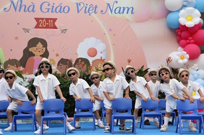 Chào mừng kỉ niệm ngày Nhà giáo việt Nam 20 -11 trường Mầm non 26 tổ chức các hoạt động. Các bé tham gia biểu diễn các tiết mục văn nghệ tri ân thầy cô.