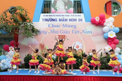 Chào mừng kỉ niệm ngày Nhà giáo việt Nam 20 -11 trường Mầm non 26 tổ chức các hoạt động. Các bé tham gia biểu diễn các tiết mục văn nghệ tri ân thầy cô.