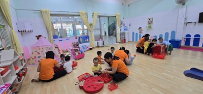 Các bé lớp vành khuyên vui chơi trong lớp