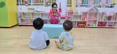 Giờ học nhận biết to - nhỏ của các bé lớp vành khuyên