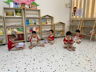 Các bé đọc sách phòng thư viện