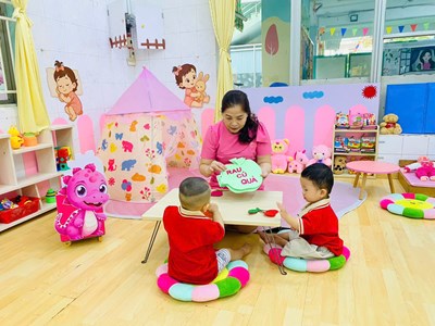 Cô và bé cùng làm sách