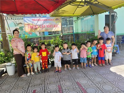 Trồng cây nhớ bác