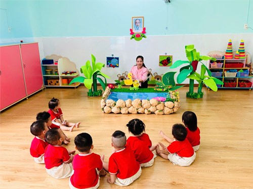 Hội thi Giáo viên giỏi cấp trường năm học 2025-2026: Cô Cao Anh với tiết dạy làm quen văn học: Kể chuyện  Đôi bạn nhỏ 