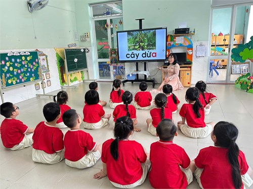 Hội thi Giáo viên giỏi cấp trường năm học 2025-2026: Cô Phương Anh với tiết dạy Làm quen chữ viết  Nhận biết chữ a, b 