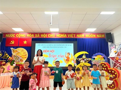Công đoàn cơ sở Trường Mầm non Bàu Cát phối hợp với Tập thể Sư phạm nhà trường tổ chức chương trình “Đêm hội trăng rằm” dành cho các con em Công đoàn viên