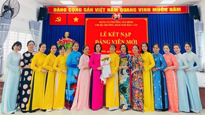 Chi Bộ Trường Mầm non Bàu Cát - Đảng ủy Phường Tân Bình tổ chức Lễ kết nạp Đảng viên mới, tiếp tục đẩy mạnh công tác phát triển Đảng viên sau sắp xếp