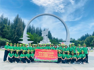 Trường Mầm non Bàu Cát tổ chức hành trình về nguồn, tri ân các chiến sĩ Gạc Ma