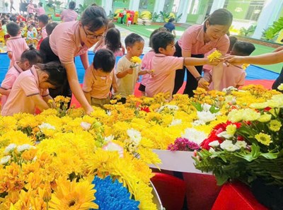 💐Bé dâng hoa mừng sinh nhật Bác Hồ🎉