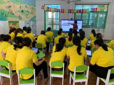 Trung tâm Tân Văn tập huấn Phòng học thông minh cho tập thể CBQL - Giáo viên.