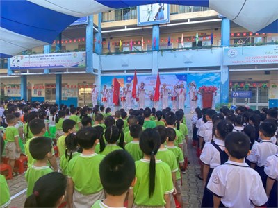 Bé tham quan trường Tiểu học Nguyễn Viết Xuân