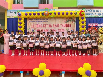 Các bé lớp Chồi 1 lãnh thưởng cuối năm học 2024-2025