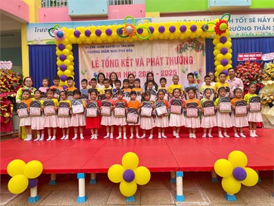 Các bé lớp Chồi 3 lãnh thưởng cuối năm học 2024-2025