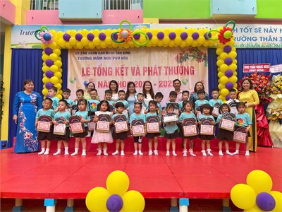 Các bé lớp Mầm 2 lãnh thưởng cuối năm học 2024-2025