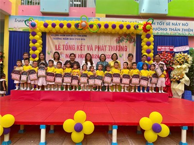 Các bé lớp Nhà trẻ 1 lãnh thưởng cuối năm học 2024-2025