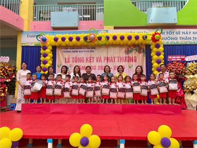 Các bé lớp Nhà trẻ 2 lãnh thưởng cuối năm học 2024-2025