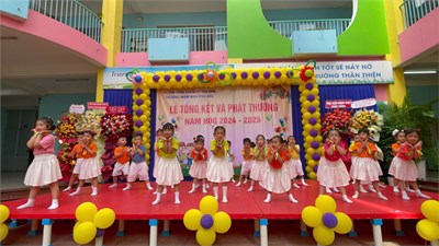 Các bé lớp Chồi 3 biểu diễn bài hát “Bé vui ngày tổng kết”