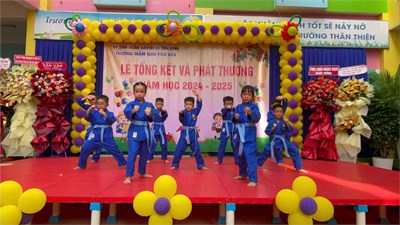 Các bé lớp Lá biểu diễn Võ