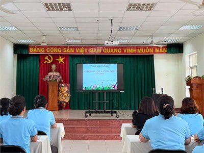 Cán bộ, giáo viên, nhân viên trường mầm non phú hòa tham gia bồi dưỡng lý luận chính trị hè năm 2025