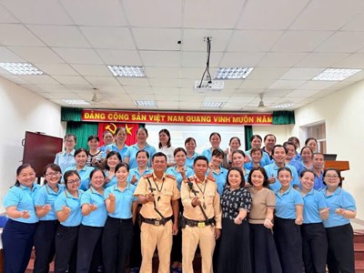 Chiều ngày 26/9/2025, tập thể Cán bộ quản lý - giáo viên - nhân viên của trường Mầm non Phú Hoà đã được đội cảnh sát giao thông Tân Sơn Nhất thuộc Phòng Cảnh sát giao thông PC08 Công An thành phố Hồ Chí Minh tuyên truyền về Những quy định khi tham gia giao thông đường bộ.