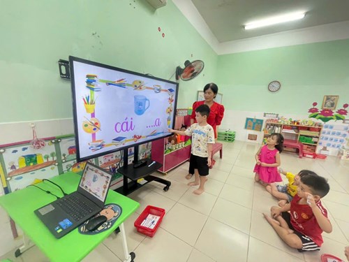 Bé làm quen chữ c, b