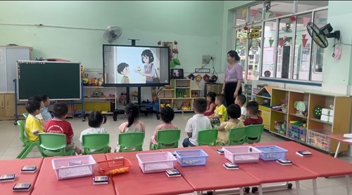 Hoạt động:Tô bông hoa, làm thiệp tặng cô Lứa tuổi: 3-4 tuổi