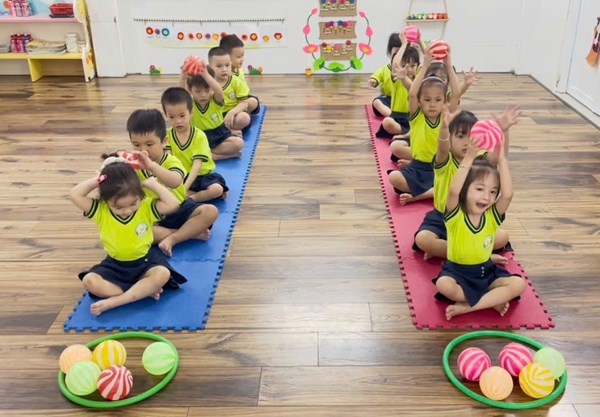 Trò chơi vận động : Chuyền bóng - Lớp 4-5 tuổi (1)