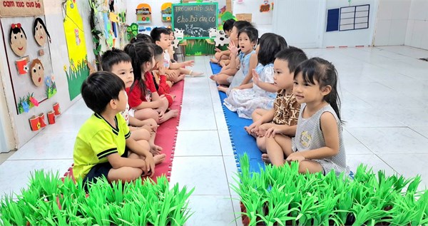 Trò chơi tiếp sức: Cho bò ăn cỏ - Lớp 4-5 tuổi (2)