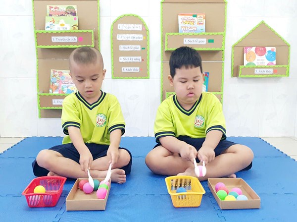 Trò chơi Kẹp bóng bằng thìa - Lớp 4-5 tuổi (3)