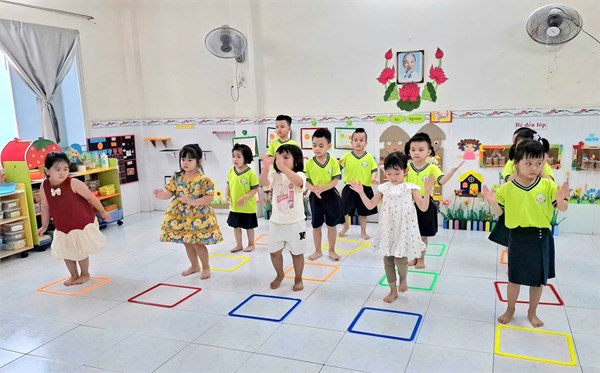 HĐ cảm thụ âm nhạc: Vận động với vòng - Lớp 4-5 tuổi (2)