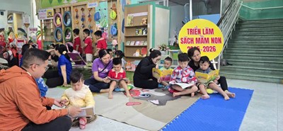 Phụ huynh lớp vành khuyên tham gia ngày hội đọc sách trường em