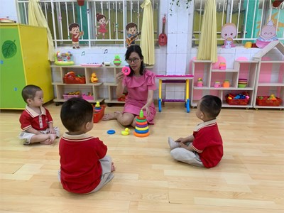 Các bé lớp vành khuyên học xâu vòng vào trụ