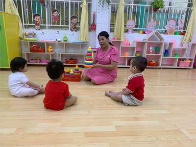 Các bé học xâu vòng vào trụ