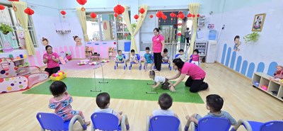 Các con chơi bò chui qua cỗng