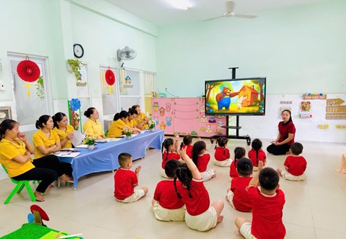 Thao giảng chuyên đề Ứng dụng công nghệ trong tổ chức hoạt động giáo dục mầm non: Hoạt động làm quen văn học, kể chuyện  Cáo, thỏ và gà trống 