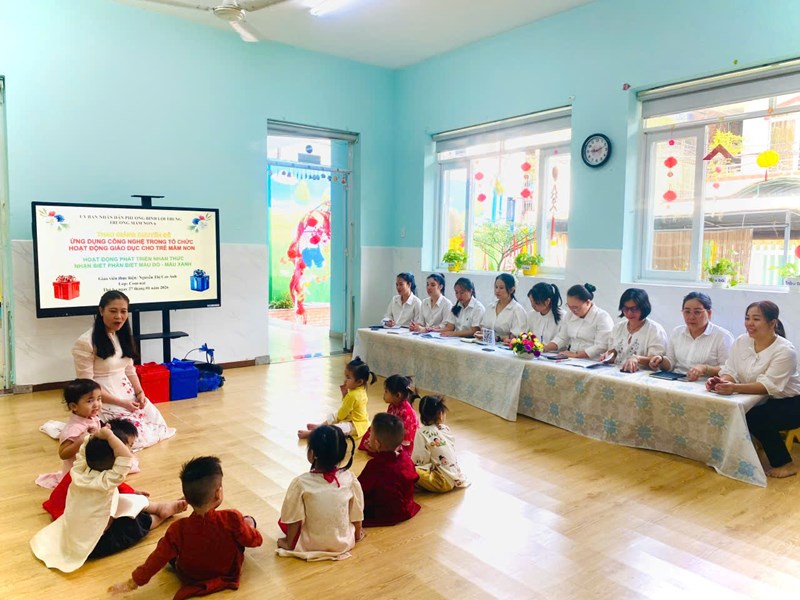 Thao giảng chuyên đề Ứng dụng công nghệ trong tổ chức hoạt động giáo dục mầm non: Nhận biết phân biệt  Màu đỏ - Màu xanh 