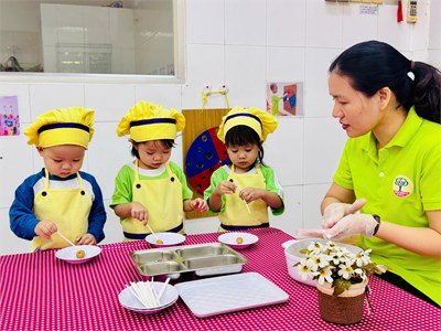 Các bé nhóm 13-24 tháng làm que kẹo cake pop cốm socola.