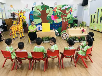 Các bé nhóm 13-24 tháng trong hoạt động tạo hình  In hình màu nước 