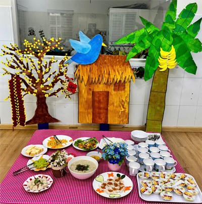 Các bé nhóm 13 -24 tháng dùng buffet sáng mừng xuân.