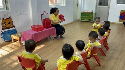 Các bé nhóm 13- 24 tháng trong giờ học nhận biết phân biệt màu đỏ.