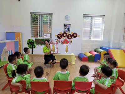 Các bé nhóm 13-24 tháng trong giờ học nhận biết tập nói  trái bắp 