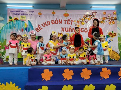 Các bé nhóm 13-24 tháng diễn văn nghệ mừng xuân Bính Ngọ.