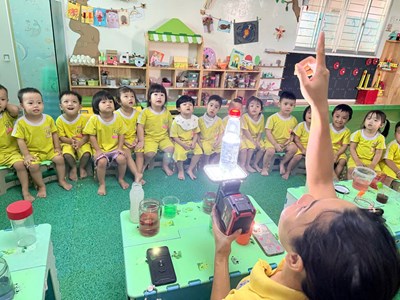 Khoa học: Chai nước phát sáng