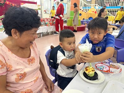 - Bé làm nội trợ: làm bánh cupcake