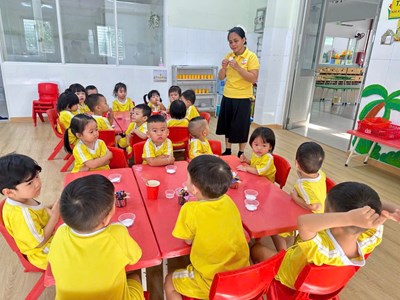 Tạo hình: Bông hoa bé ngoan