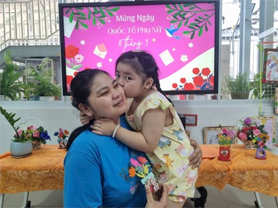 🌸 Hoạt động: Làm lọ hoa tặng mẹ nhân ngày 8/3 của các bé lớp Chồi 1.